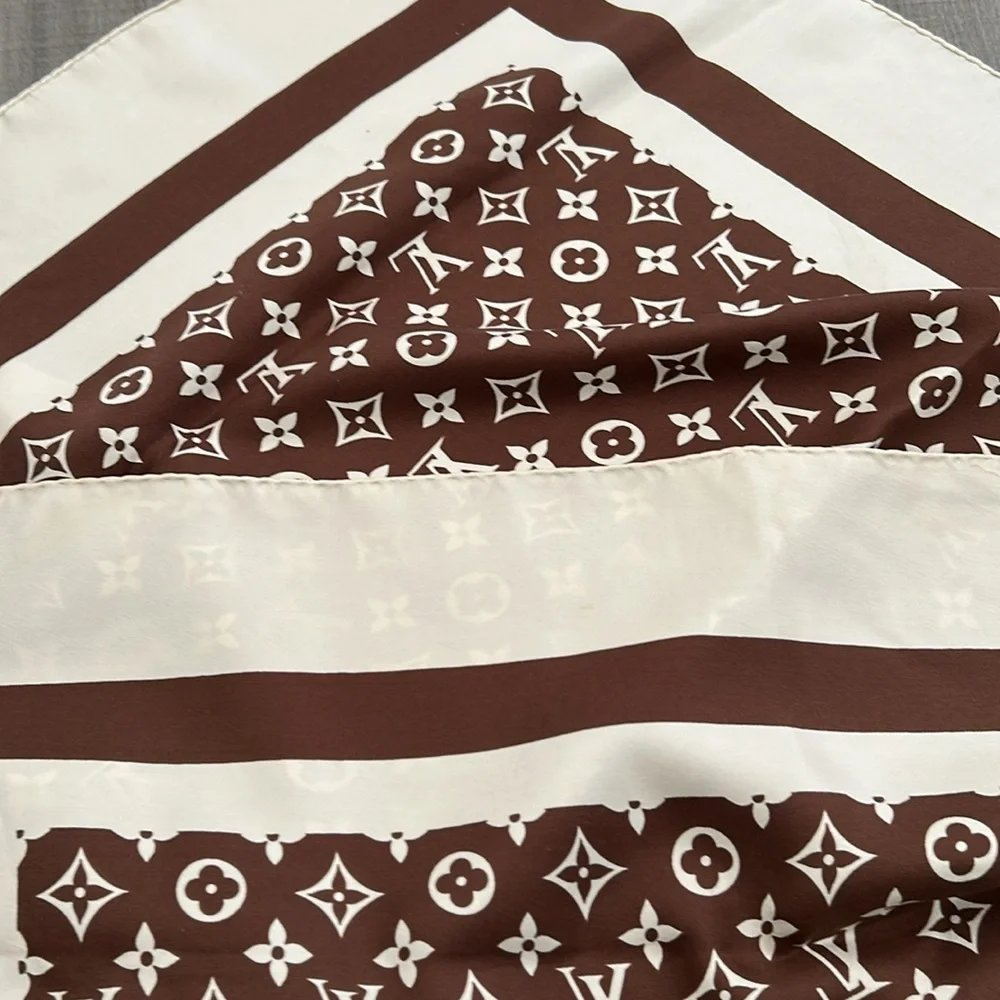 Louis Vuitton Brown and Cream Scarf🤎
EUC🤎🤎 - Picture 7 of 7